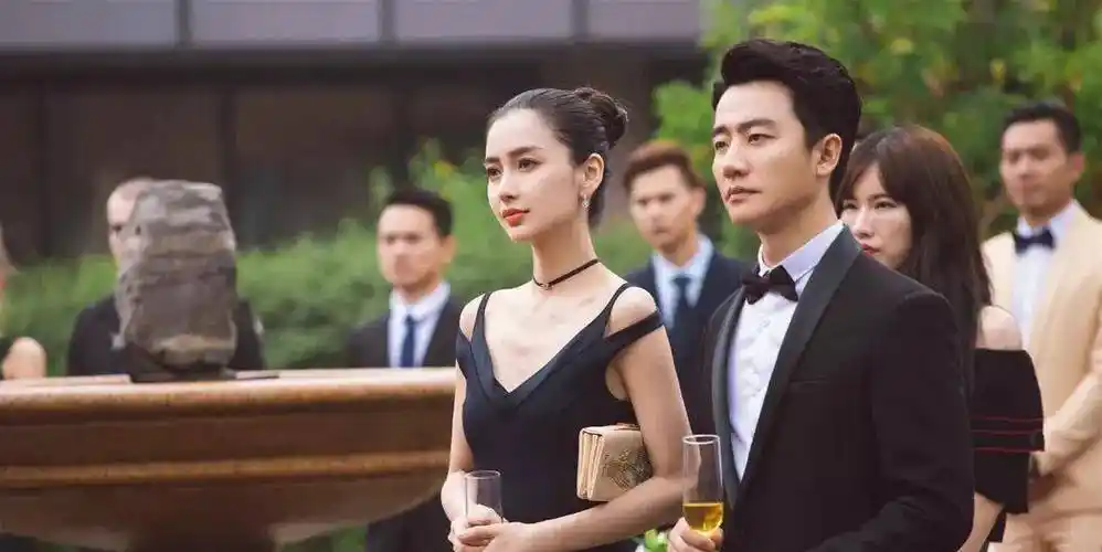 杨颖光脚踩鸡蛋不碎,腰围仅54厘米,折射出女明星的身材自律_cm_吴亦凡