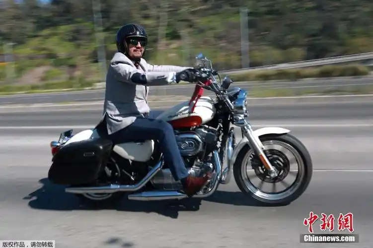 智利举行老爷摩托车展 "骑士"纵情驰骋