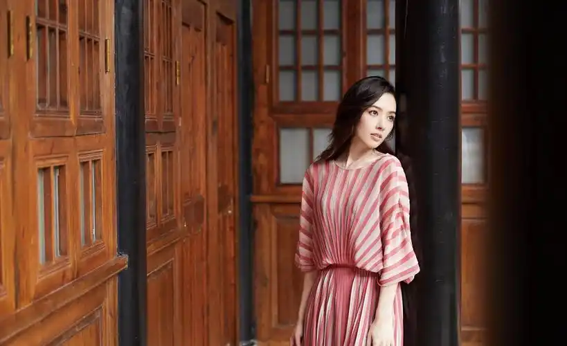 郭碧婷街边遛狗,条纹挂脖白衬衣配同色系阔腿裤,时尚精致_计划_白色