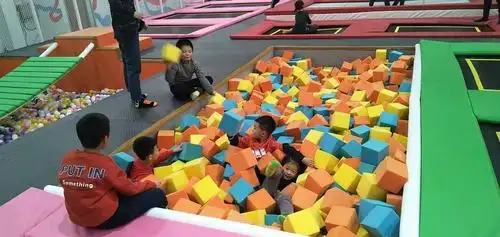 **享优惠啦迪乐尼蹦床主题公园里面藏着20余种不同的蹦床娱乐项目既能