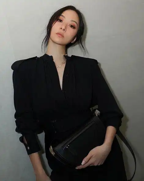 43岁孙芸芸稳坐台湾第一名媛裹西装裙身材火辣