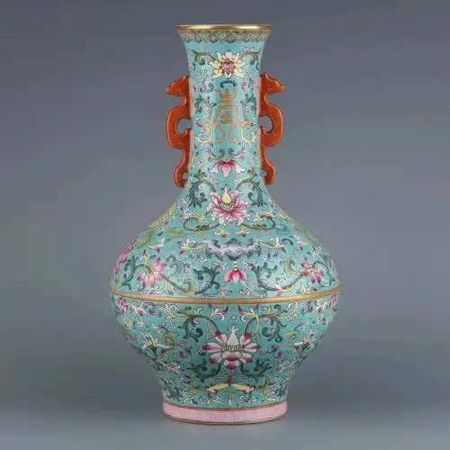 清乾隆年间绿地粉彩宝相花双耳赏瓶