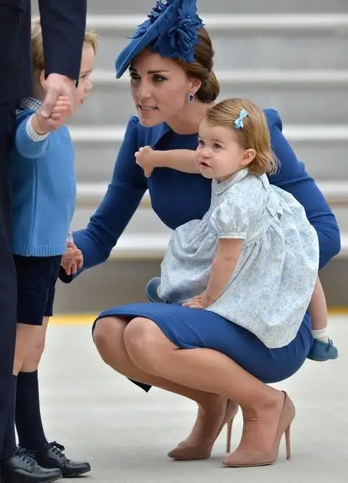 女明星单手抱娃:个个走路如风,只有李湘是例外