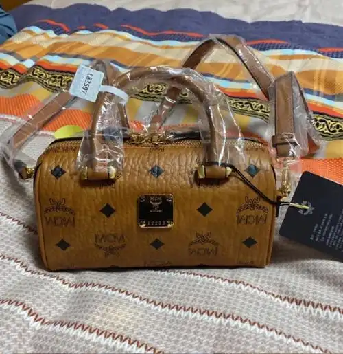 一直犹豫要不要买个轻奢小包,看到最近mcm很火,一开始想入字母包的