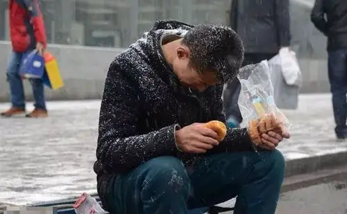 给女儿买房我乐意被劝说给姑娘买房太亏父亲回应让人感动