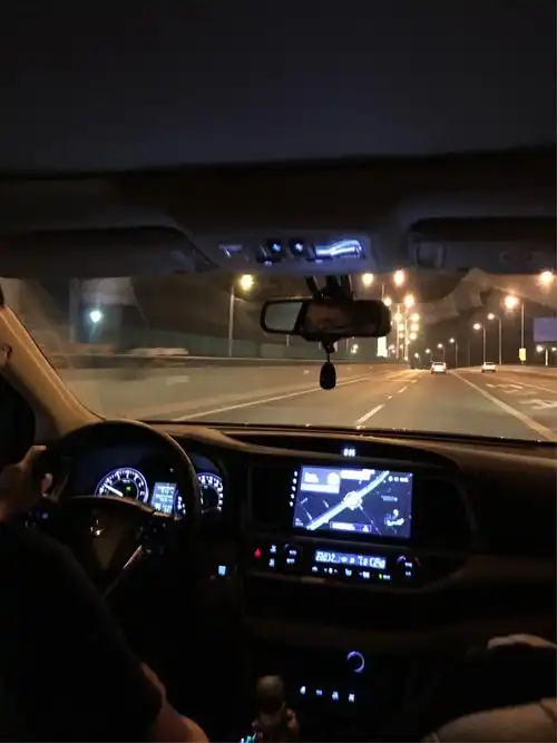 我也不晕车了!今天也不堵车.我和小弟弟一直在车上玩耍!