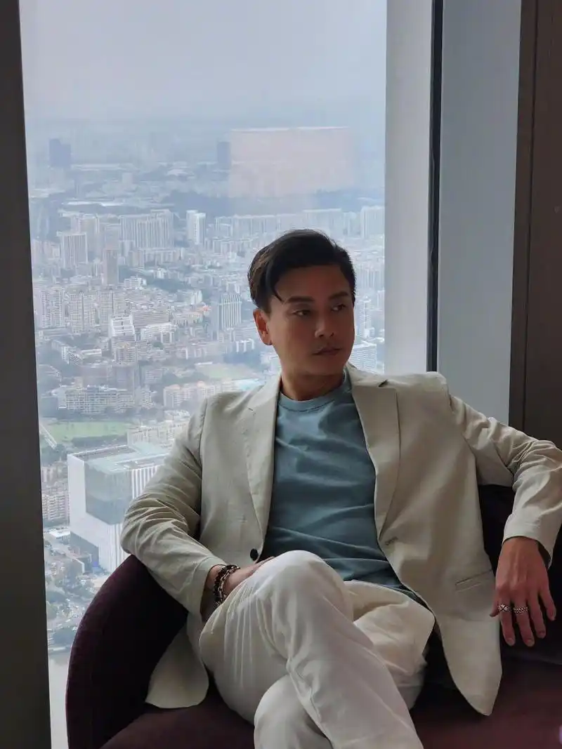 黄宗泽# #痞帅# 站在105楼当然要拍个照啦!