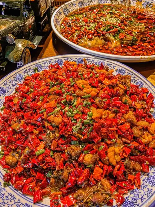 终于吃到重庆巨好吃的江湖菜60辣子鸡太绝了