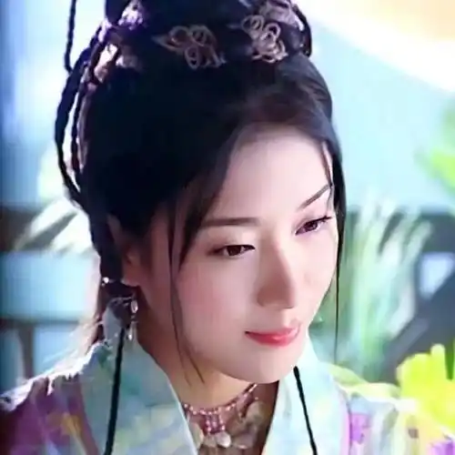 剧中的一个角色惊艳了,那时候还不知道她叫杨怡,那时候的杨怡年轻稚美