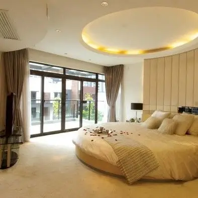 简单浪漫婚房卧室圆形床图片