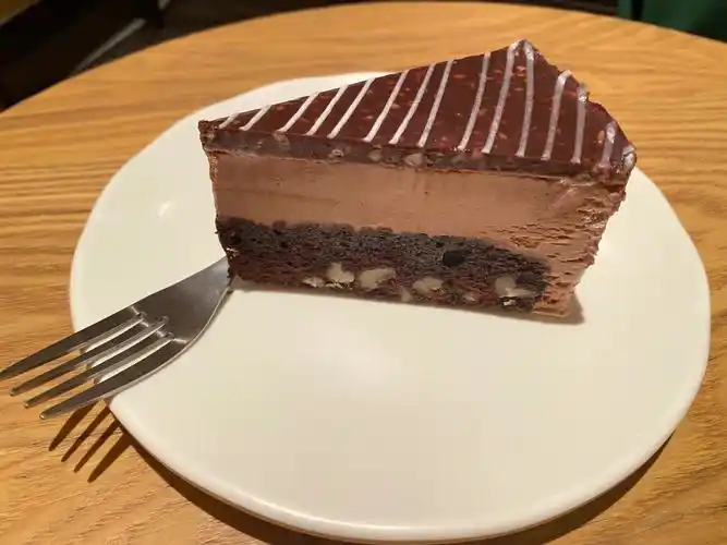 星巴克新品星巴克浓郁巧克力豆乳味蛋糕这个蛋糕口感好丰富啊上面是