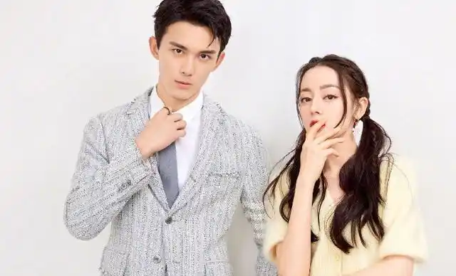 吴磊迪丽热巴拍摄花絮曝光贴心的弟弟还半蹲着和热巴拍照