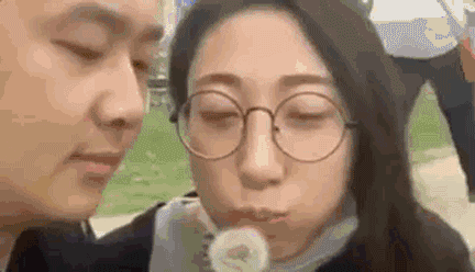 搞笑gif段子:9,大妈,你的胆子挺大的啊!我都不敢这样玩!_老婆