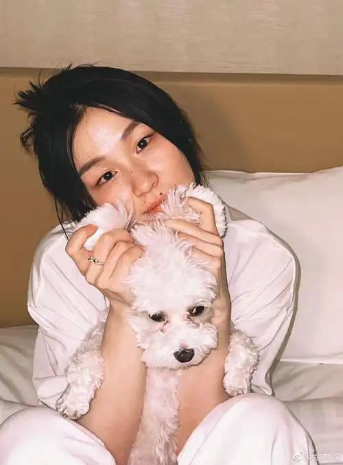 金靖否认打骂助理称助理犯错一次扣钱一千后道歉