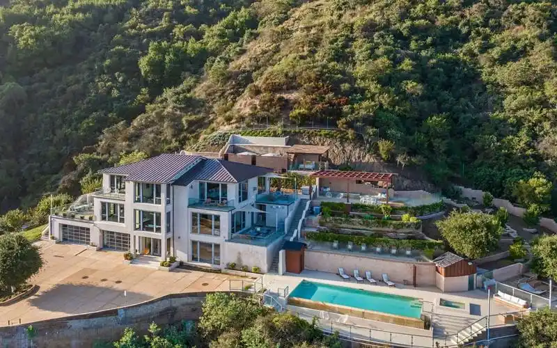 在加州马里布的一座景色迷人的山景别墅|25155 piuma rd malibu, ca