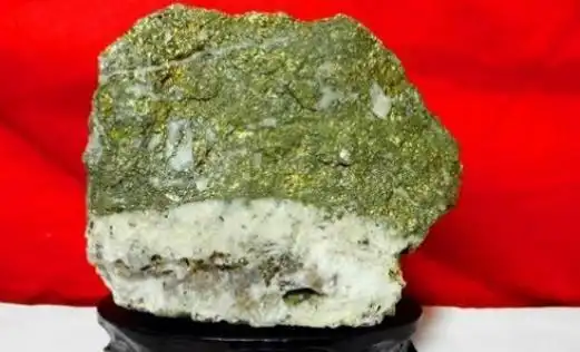 美女在河边散步,意外捡到一块长满金子的石头,鉴定之后大感意外