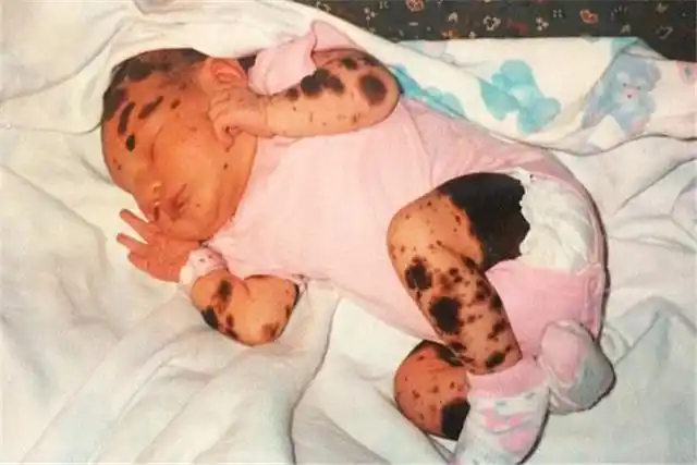 我的建议仍然是不要化妆,毕竟只要皮肤沾染到化妆品就会多少吸收一些