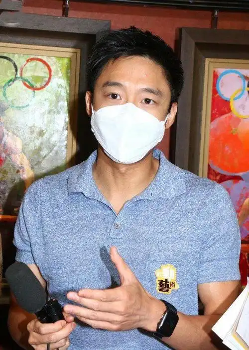 香港顶级名媛朱玲玲与其儿子霍启山近日出席了一场活动,朱玲玲指一直