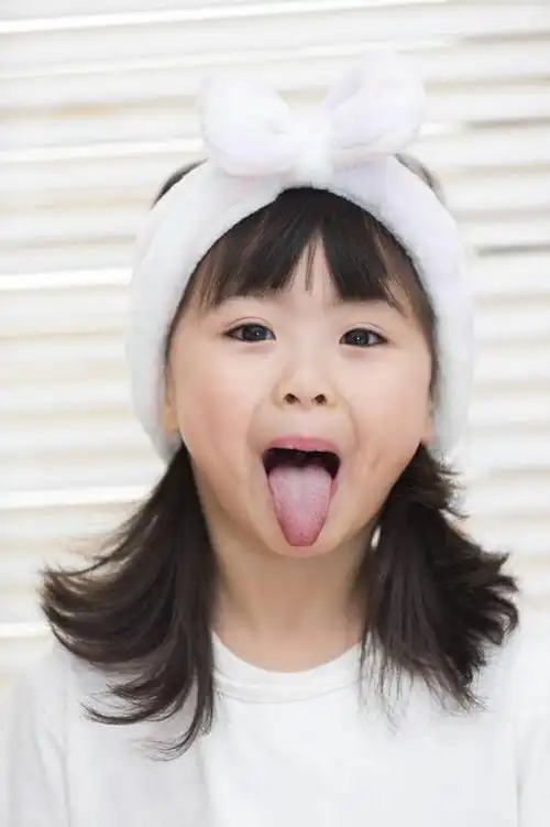 可爱的小女孩做鬼脸 分享到: 图片编号: tkf005_2386157 授权许可类型