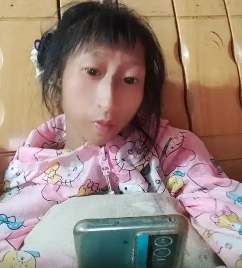 "袖珍女孩"小晓脾气暴躁,打骂父母?网友:是爸妈故意激怒她!