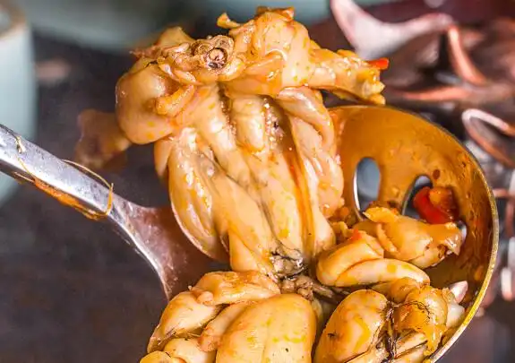 牛蛙虽然营养丰富,但是在食用的时候还是要注意这些:1,不能吃牛蛙皮