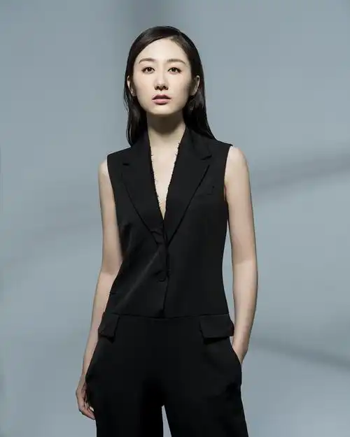 蒋方婷时尚写真大气优雅知性魅惑眼神有戏