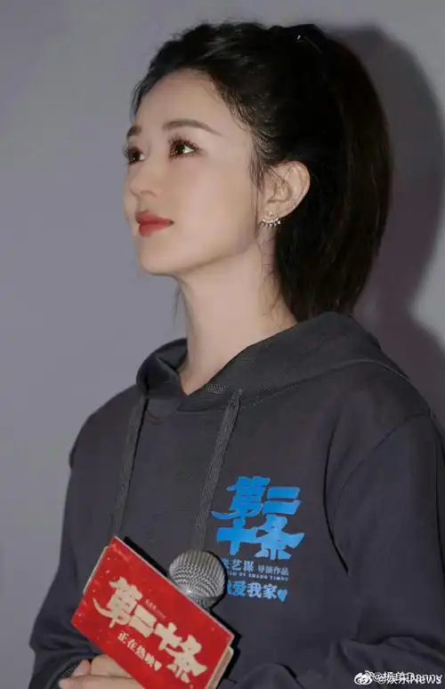 赵丽颖自己扎的丸子头