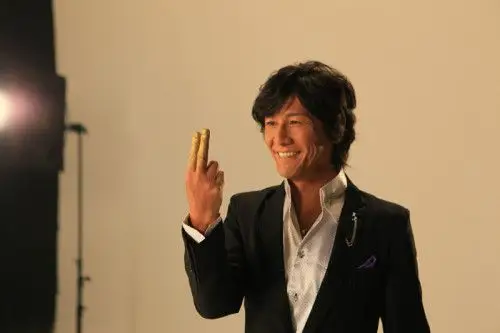 日本情色片男优加藤鹰抵沪 湿身半裸拍收官作