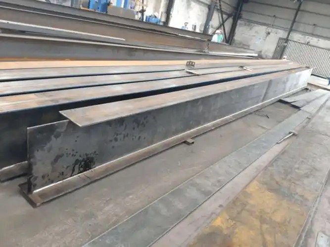 当日14时40分左右,该公司操作工温某擅自操作行车,试图将工字钢梁从