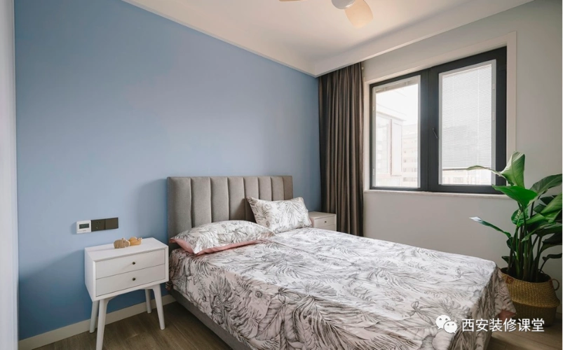 饱和度低的雾霾蓝之所有能百搭,其实就是视觉上的柔和不突兀,不论是