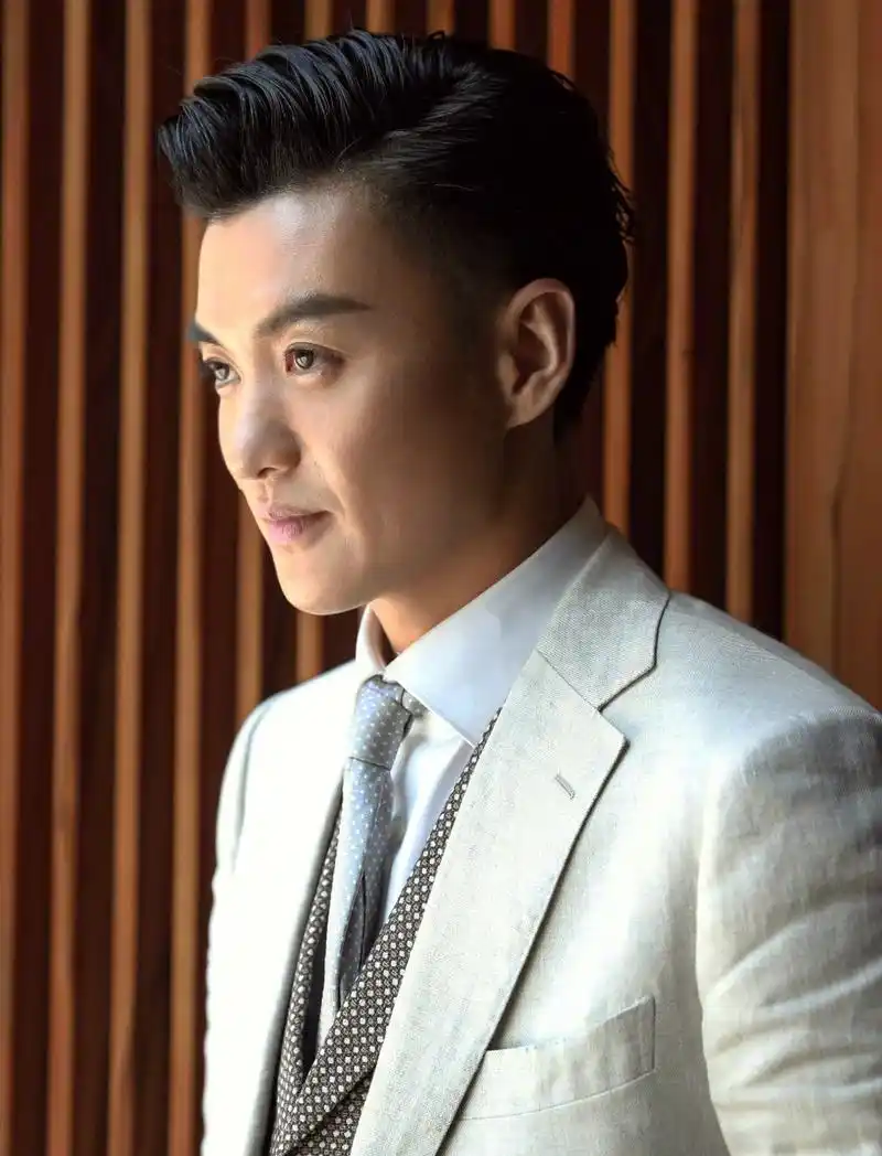 周一围西装帅气写真图片