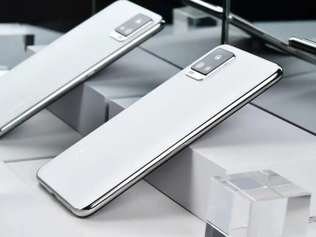 新机vivo s7这次的机身厚度仅为7.39mm(莫奈漫彩配色厚度为7.