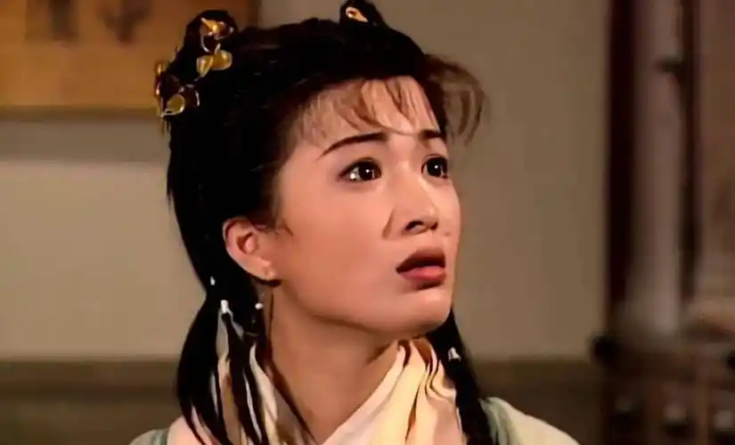 她的长相属于俏皮灵动型,在加上遇到的角色也是属于很有观众缘的好