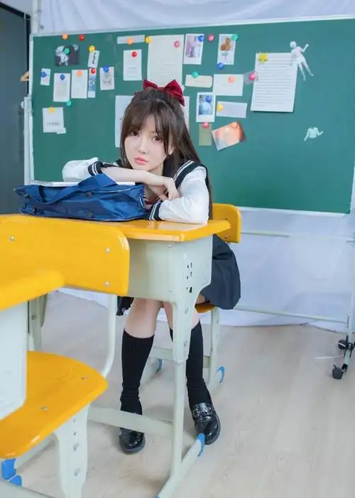 糯美子mini小姐姐cos的jk水手服学生装的形象,给人留下了深刻的印象.