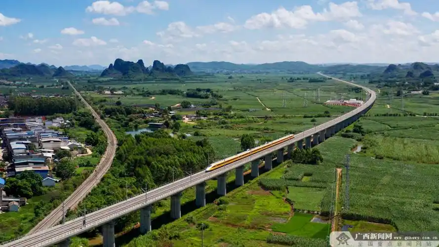 275公里小时南崇铁路联调联试跑出加速度