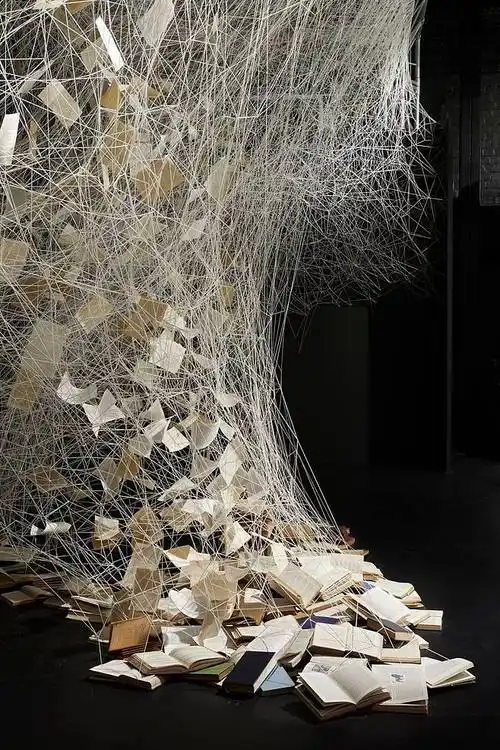 日本艺术家用线做装置织造出最美的梦境盐田千春建e室内设计网设计
