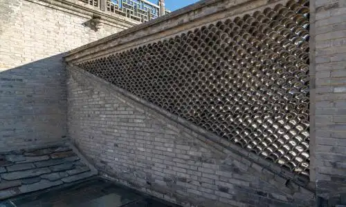 中间镂空青瓦的青石砖墙