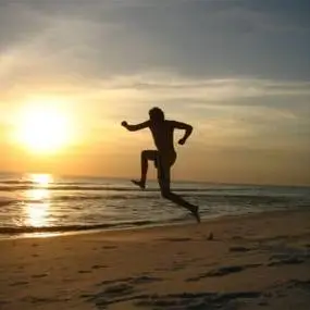 qq头像跑步时的男生高清运动健身跑步的唯美男生头像图片