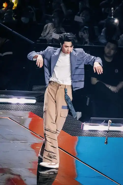 会#76偷偷比耶的小狗机长62腿超长的蓝莓麻薯@时代少年团-刘耀文