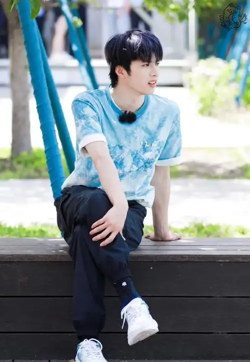 刘耀文一个人在中止间想念队友