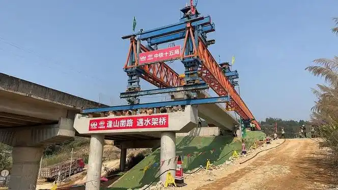 汕梅高速改扩建项目国高网段首片预制箱梁成功架设