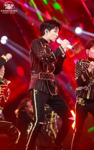 08.11 tfboys南京四周年演唱会 图源cr.logo