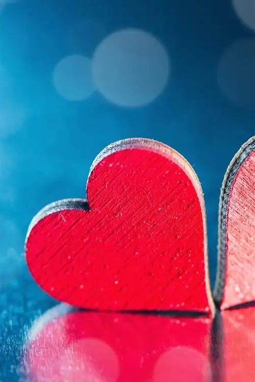 两个红色的爱的心,蓝色背景,背光 4k