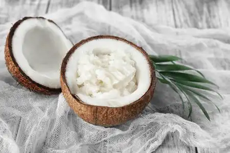 与新鲜椰油碗用椰子油在头发上的女人椰子一半和整个椰油仿古木制表 b