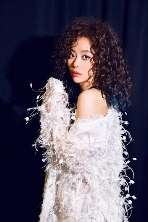 张靓颖爆炸头维密舞台秀高清图片[2/8]_明星_美桌网