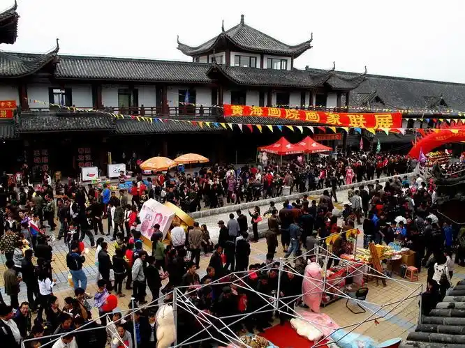 东港市传统大孤山庙会展现民俗盛况