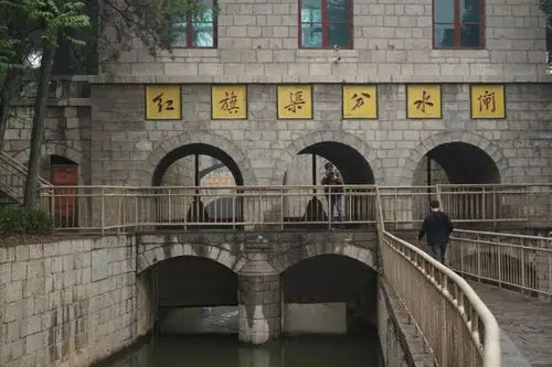 图为红旗渠分水闸.总干渠的水从这儿流入一干渠和二干渠.