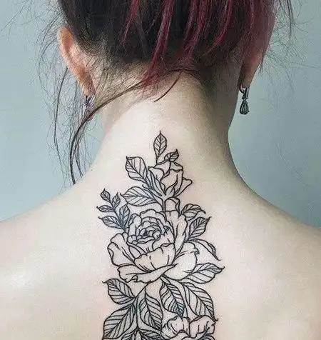 点刺后背花卉纹身图案