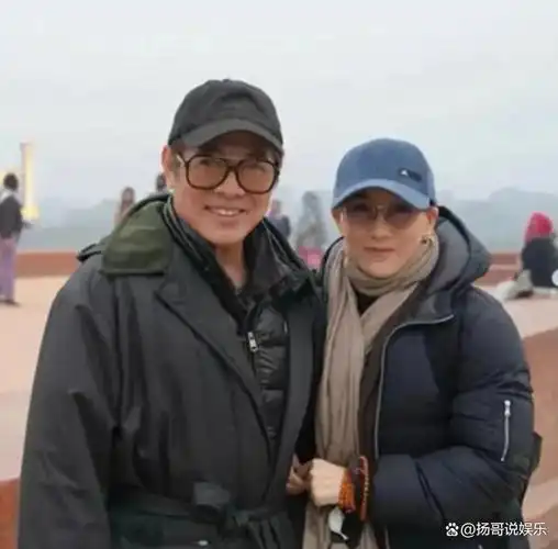 功夫巨星李连杰现身五台山,脸色惨白走路需扶持,身体状况成焦点