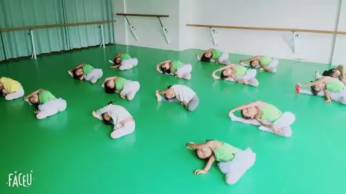 9.16号, 我们学习勾脚压旁腿!